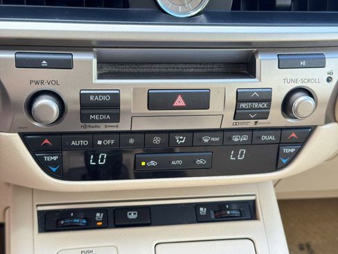 Used 2015 Lexus ES 350 w/ Luxury Package FWD image 17