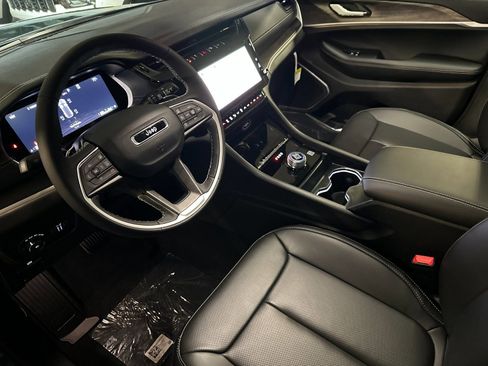 New 2026 Jeep Grand Cherokee Limited RWD image 9
