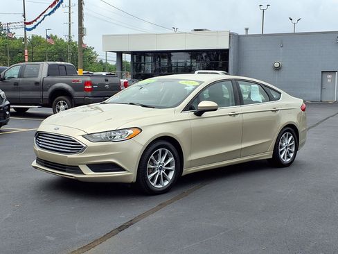 Used 2017 Ford Fusion SE w/ Fusion SE Technology Package FWD image 1