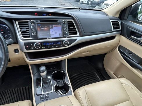 Used 2018 Toyota Highlander XLE AWD/4WD image 21