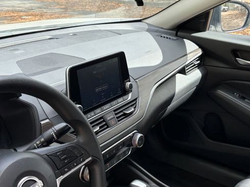 Used 2025 Nissan Altima 2.5 SV image 31