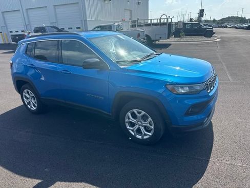 Used 2024 Jeep Compass Latitude AWD/4WD image 2