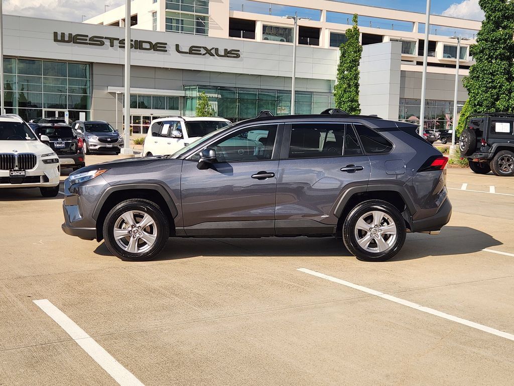 Used 2025 Toyota RAV4 LE AWD/4WD image 4