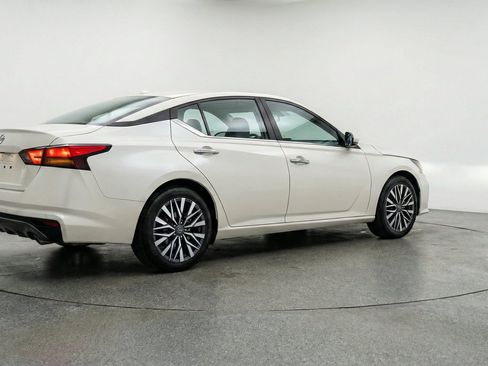 Used 2025 Nissan Altima 2.5 SV FWD image 9