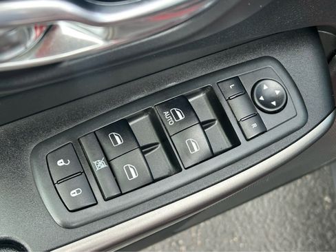 Used 2020 Jeep Cherokee Latitude w/ Cold Weather Group AWD/4WD image 17