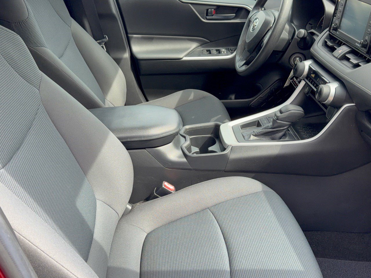 Used 2020 Toyota RAV4 LE FWD image 30