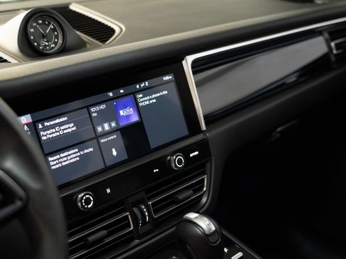Certified 2023 Porsche Macan AWD/4WD image 27
