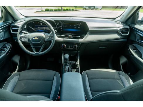 Used 2025 Chevrolet TrailBlazer LT AWD/4WD image 19