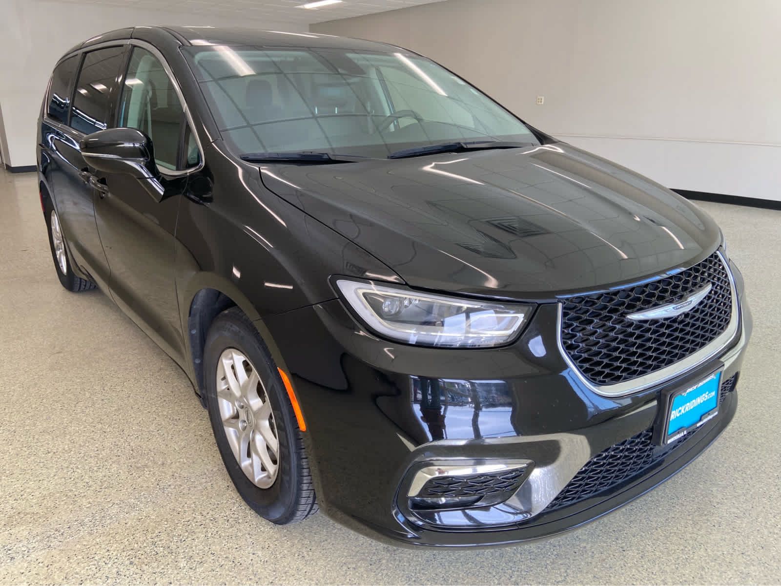 Used 2024 Chrysler Pacifica Touring-L FWD image 5