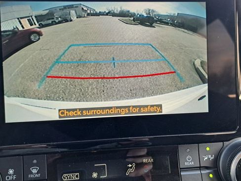 Used 2024 Toyota Highlander LE image 11