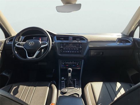 Used 2022 Volkswagen Tiguan SE w/ Panoramic Sunroof Package image 11
