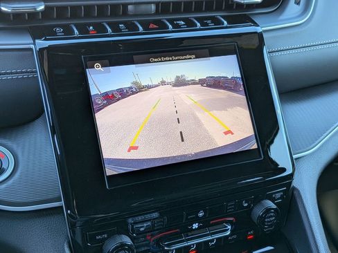 New 2025 Jeep Grand Cherokee Altitude image 27