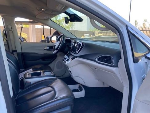 Used 2023 Chrysler Pacifica Touring-L FWD image 4