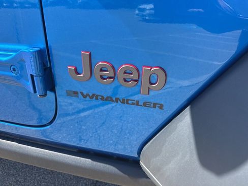 Used 2025 Jeep Wrangler Unlimited Rubicon AWD/4WD image 11