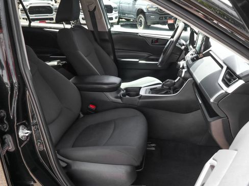 Used 2021 Toyota RAV4 LE AWD/4WD image 39