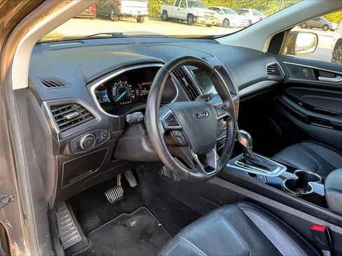 Used 2018 Ford Edge Titanium w/ Equipment Group 301A FWD image 4