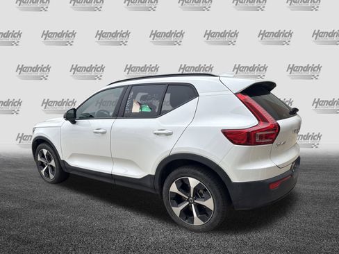 Used 2025 Volvo XC40 B5 Plus image 8