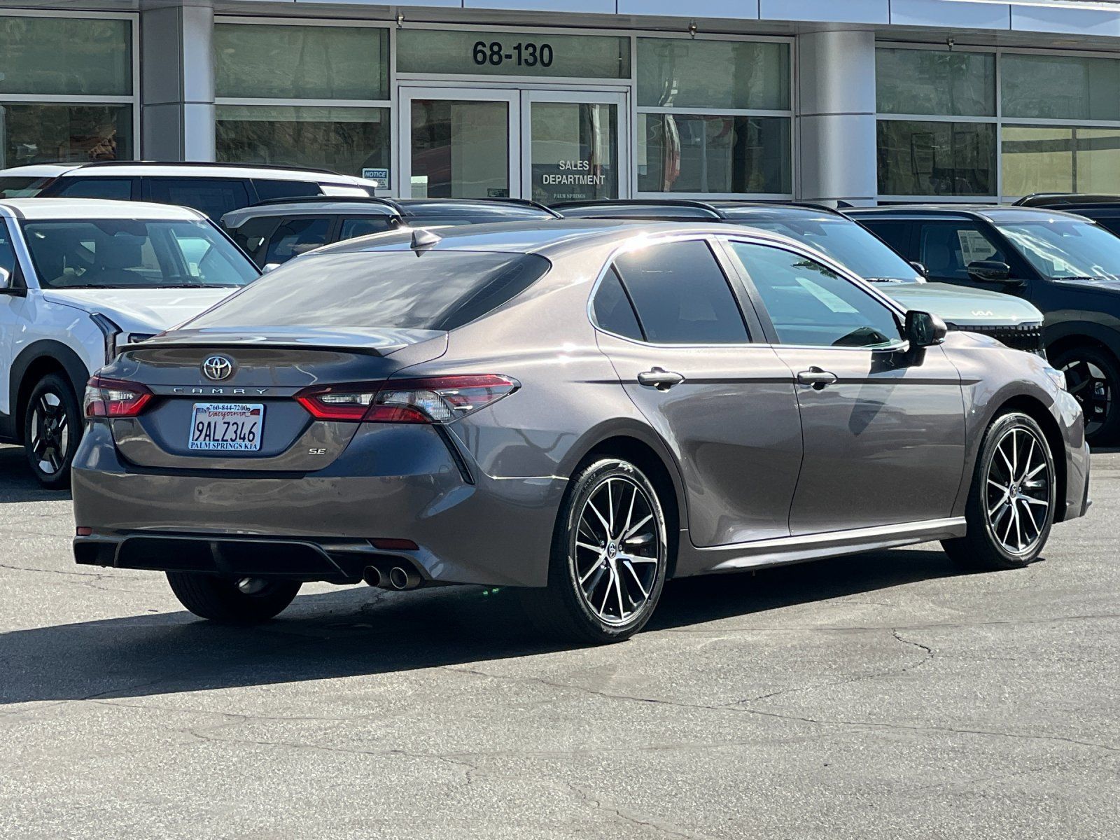 Used 2022 Toyota Camry SE FWD image 3