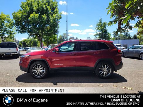 Used 2017 Jeep Cherokee Limited w/ Luxury Group AWD/4WD image 6