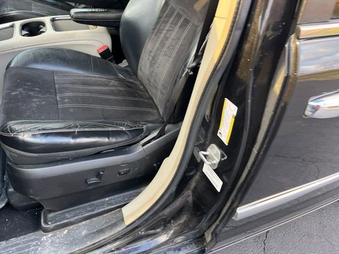 Used 2014 Chrysler Town & Country Touring-L image 22