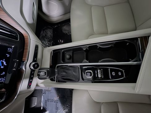 Used 2021 Volvo XC60 T5 Momentum image 25