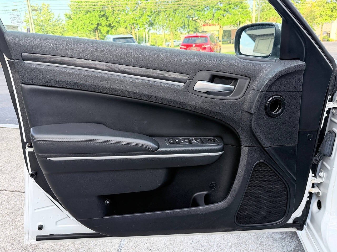 Used 2020 Chrysler 300 Touring w/ Driver Convenience Group RWD image 9