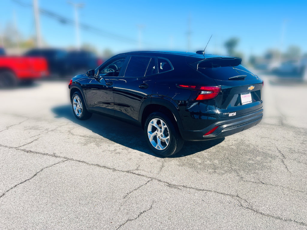 Used 2024 Chevrolet Trax LS w/ LS Convenience Package FWD image 4