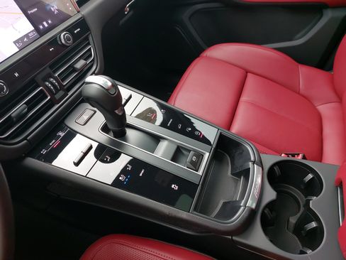 Certified 2025 Porsche Macan AWD/4WD image 27