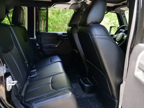 Used 2015 Jeep Wrangler Unlimited Sahara image 29