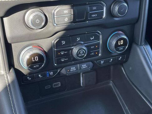Used 2023 Chevrolet Suburban Premier AWD/4WD image 37