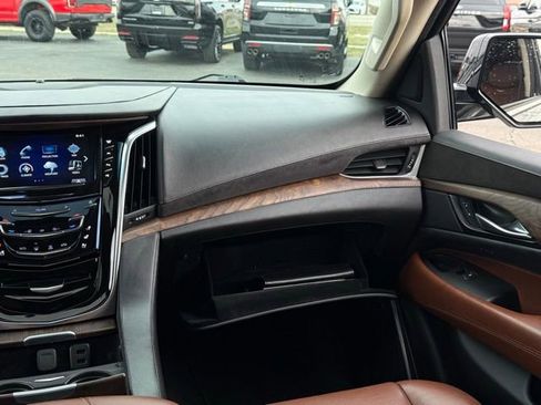 Used 2019 Cadillac Escalade Premium Luxury image 33