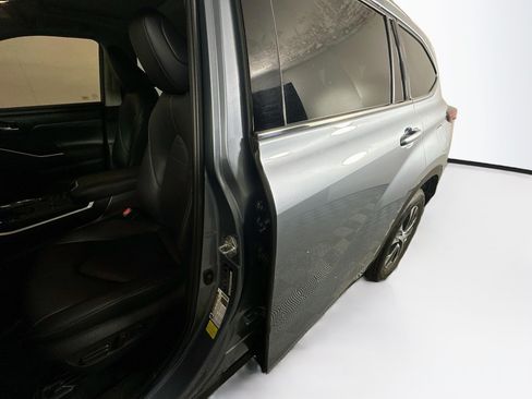 Used 2020 Toyota Highlander XLE FWD image 12