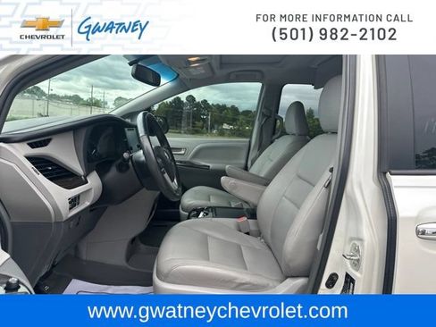 Used 2015 Toyota Sienna XLE Premium FWD image 21