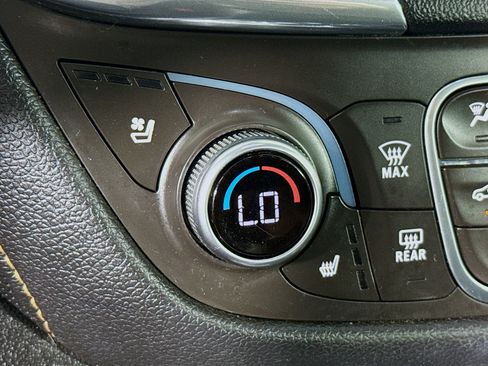 Used 2018 Chevrolet Equinox Premier image 25