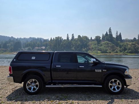Used 2015 RAM 1500 Laramie w/ Convenience Group AWD/4WD image 3