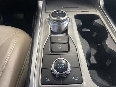 Used 2022 Ford Explorer XLT w/ Equipment Group 202A AWD/4WD image 18
