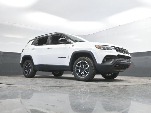Used 2025 Jeep Compass Trailhawk AWD/4WD image 44