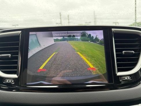 Used 2024 Chrysler Pacifica Touring-L FWD image 18