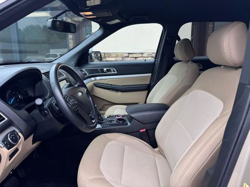 Used 2017 Ford Explorer XLT w/ Equipment Group 201A FWD image 11