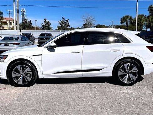 Used 2024 Audi Q8 e-tron Premium Plus image 8