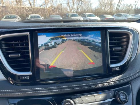 Used 2025 Chrysler Pacifica Limited image 22