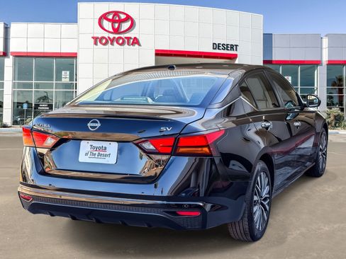 Used 2024 Nissan Altima 2.5 SV FWD image 7