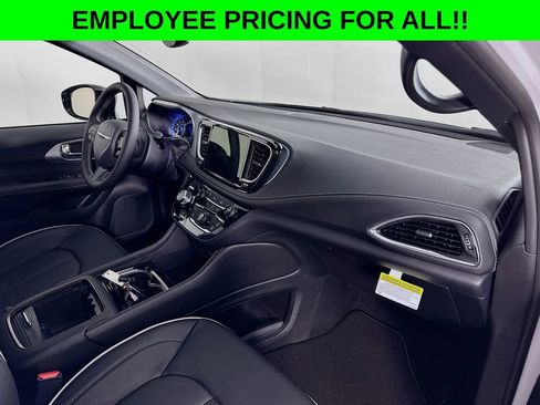 New 2026 Chrysler Pacifica Limited w/ Uconnect Theater Family Group image 35