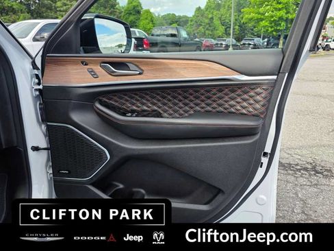 Used 2023 Jeep Grand Cherokee Summit AWD/4WD image 14