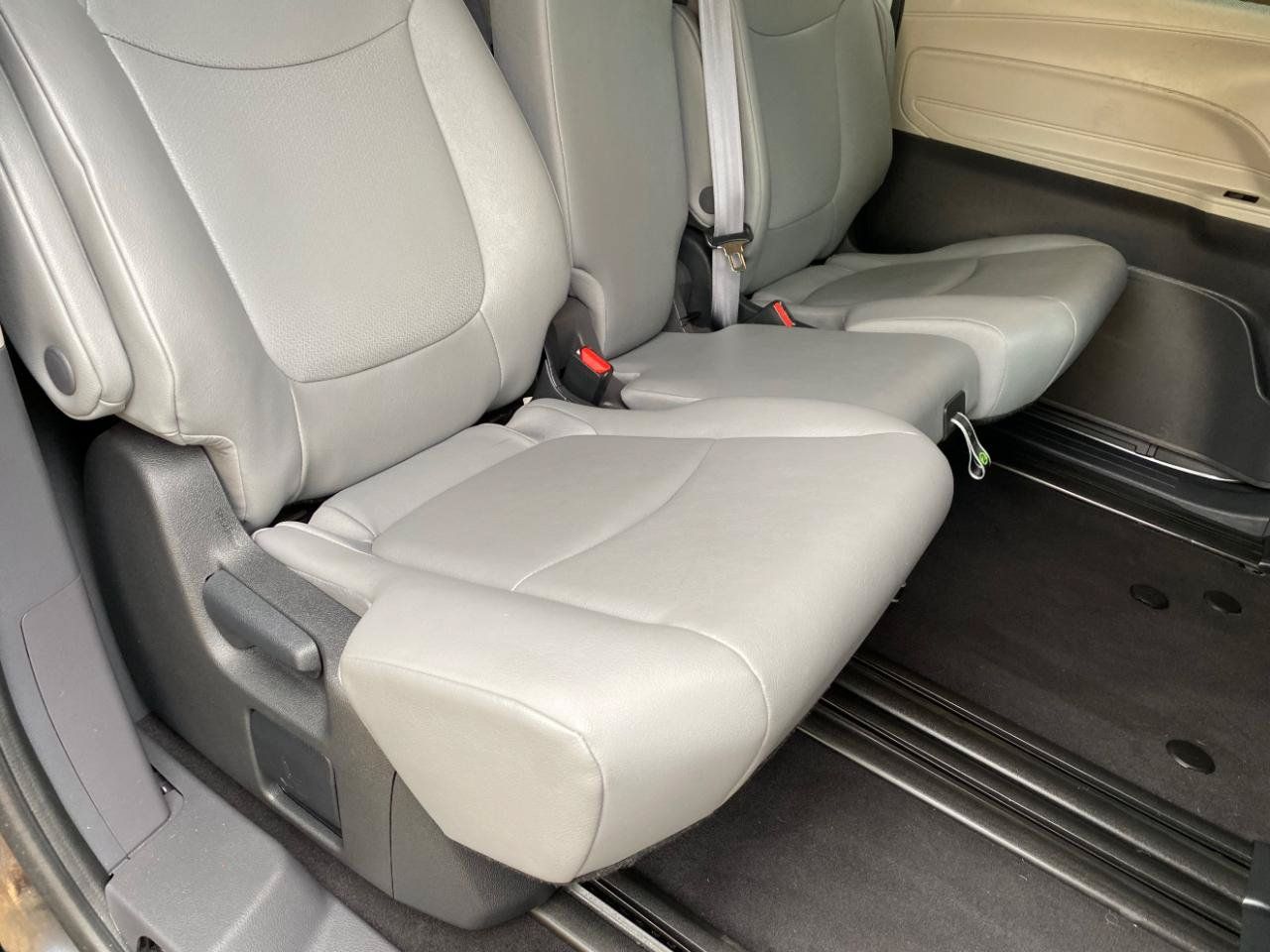 Used 2024 Toyota Sienna XLE FWD image 46