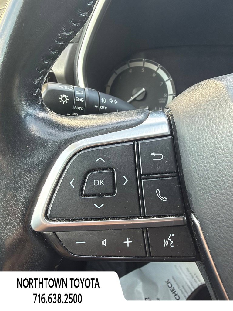 Used 2021 Toyota Highlander XLE FWD image 23