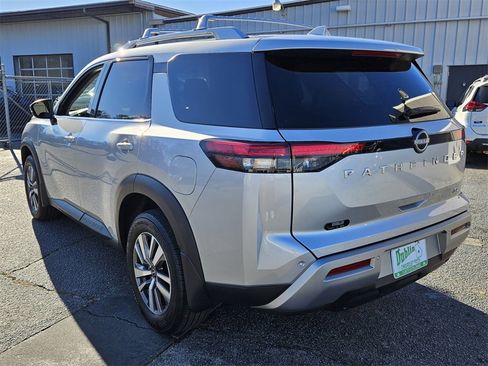 Used 2025 Nissan Pathfinder SL image 8