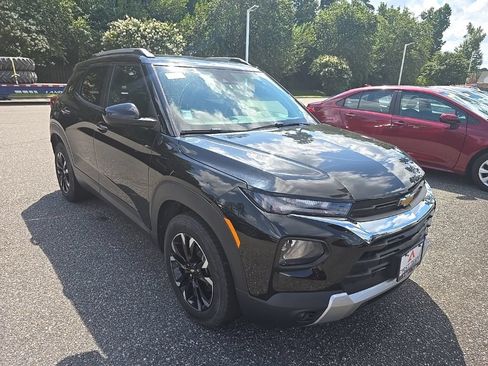 Used 2021 Chevrolet TrailBlazer LT w/ Driver Confidence Package FWD image 3