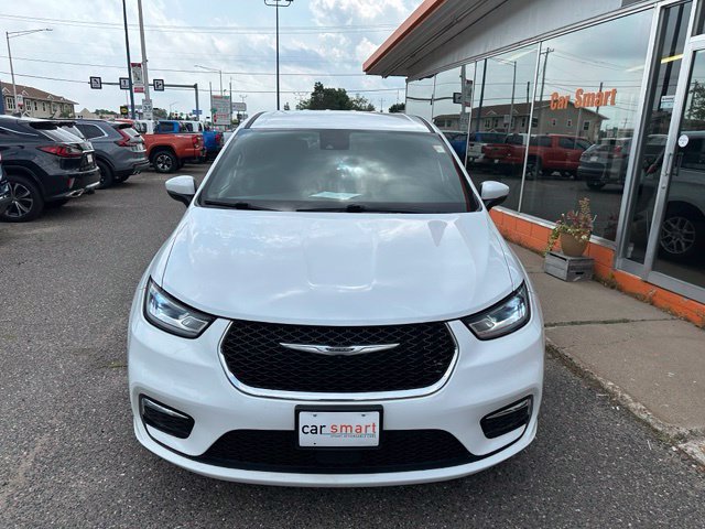 Used 2023 Chrysler Pacifica Touring FWD image 2