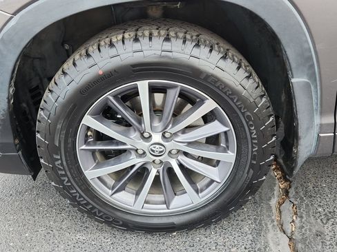 Used 2017 Toyota Highlander XLE image 19